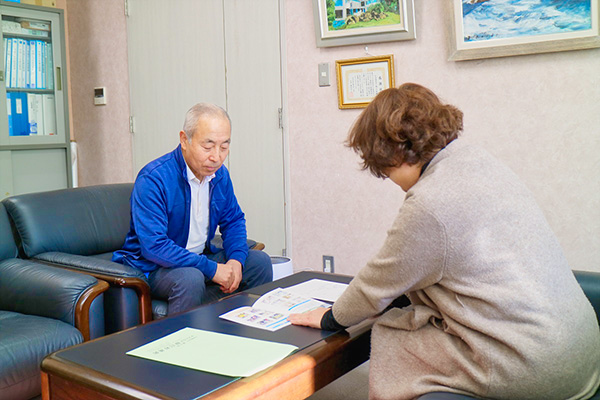 介護スタッフと入居者
